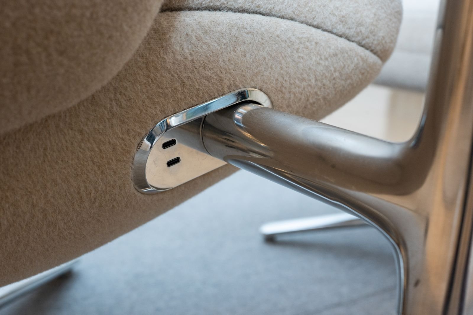 USB-C ports integrated into difrienet lounge base