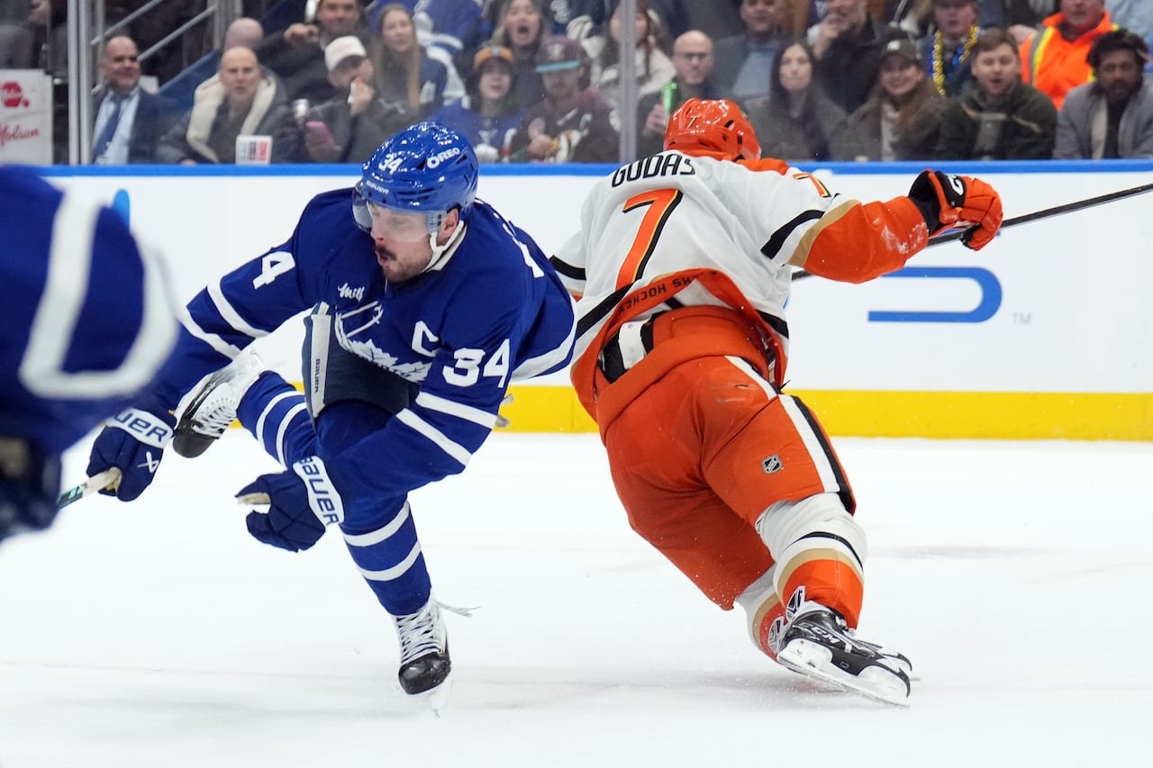 Toronto Maple Leafs captain auston Matthews injured after knee-on-knee hit
