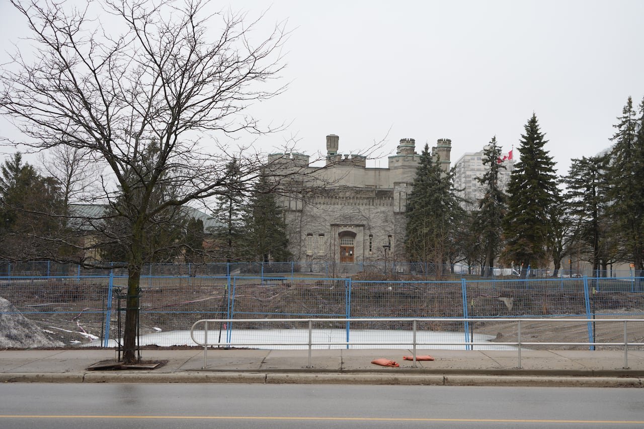 Middlesex County Courthouse beside excavation site on King Street