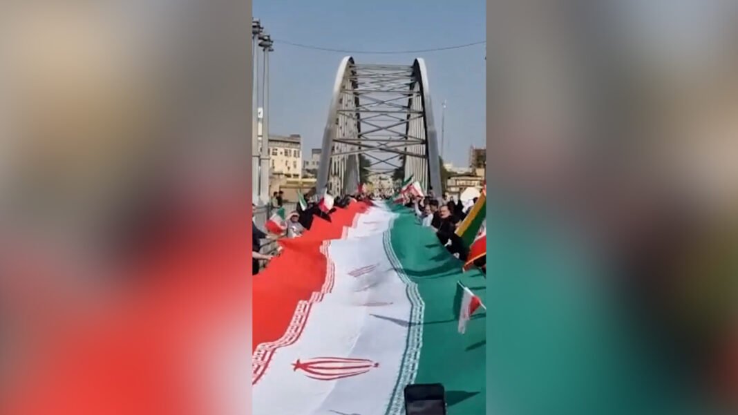 Iranians Form Stunning Human Chains Across Bridges and Power Plants in a Bold Show of Unity
