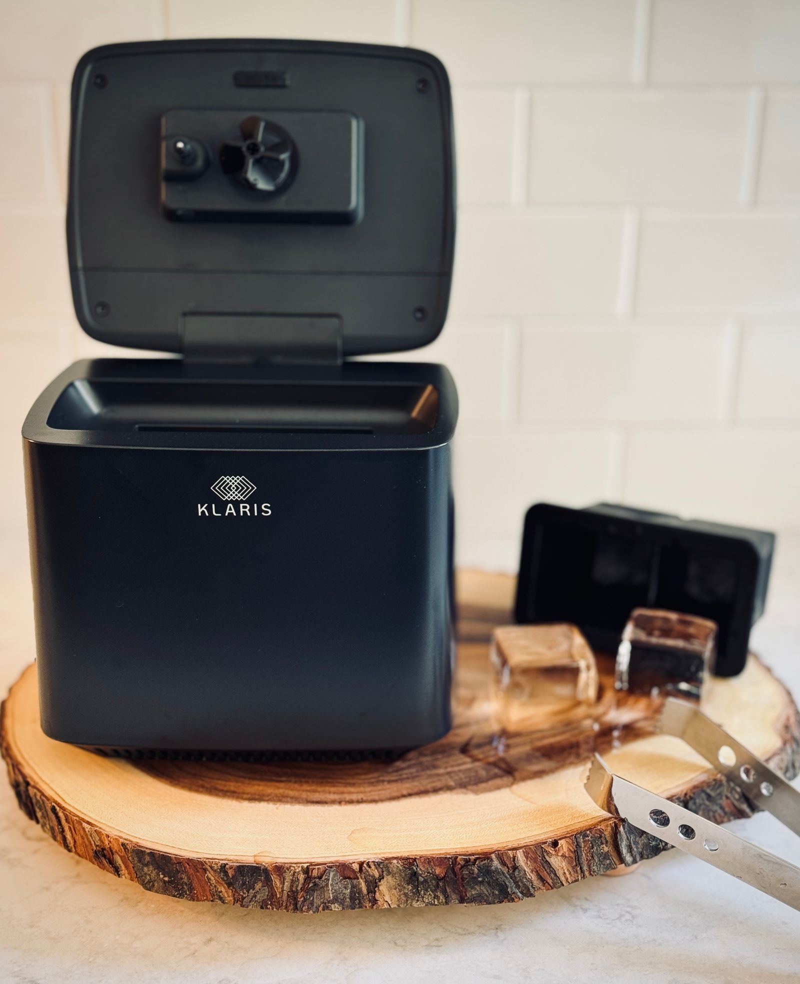 Klaris Mini countertop machine producing crystal-clear cocktail cubes