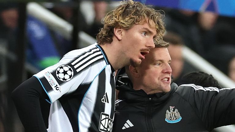 Eddie Howe instructs Nick Woltemade during match