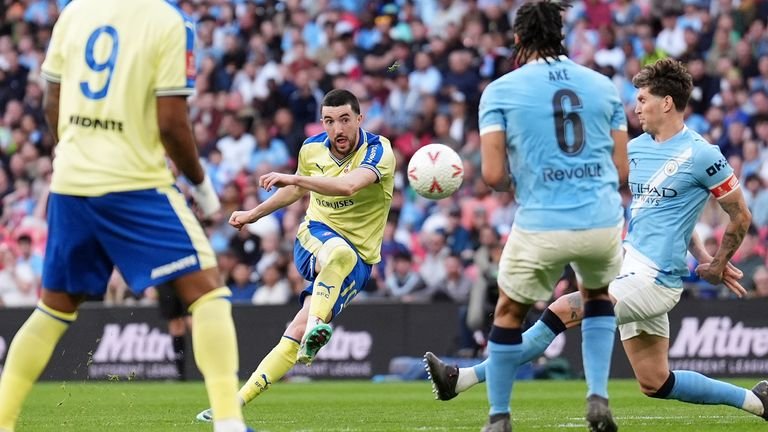 Finn Azaz scores to give Southampton lead at Wembley