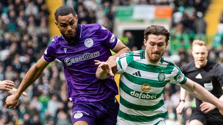celtic's Anthony Ralston (R) challenges St Mirren's Mikael Mandron