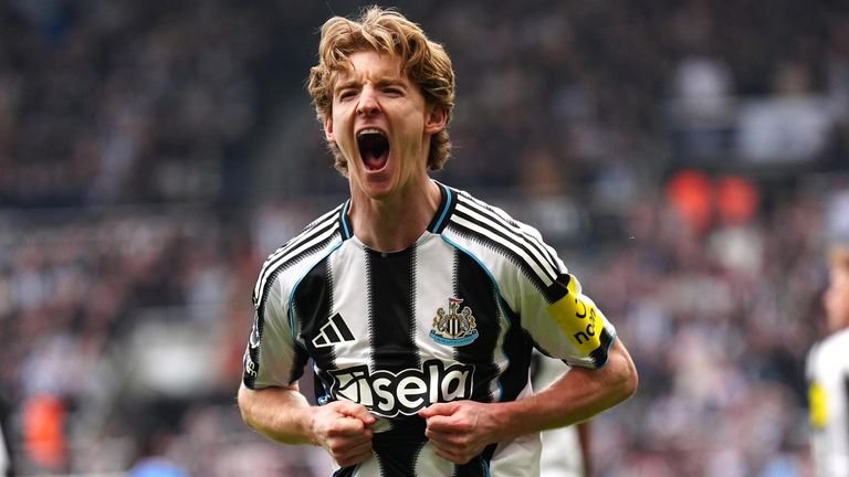 Anthony gordon celebrates scoring against Sunderland