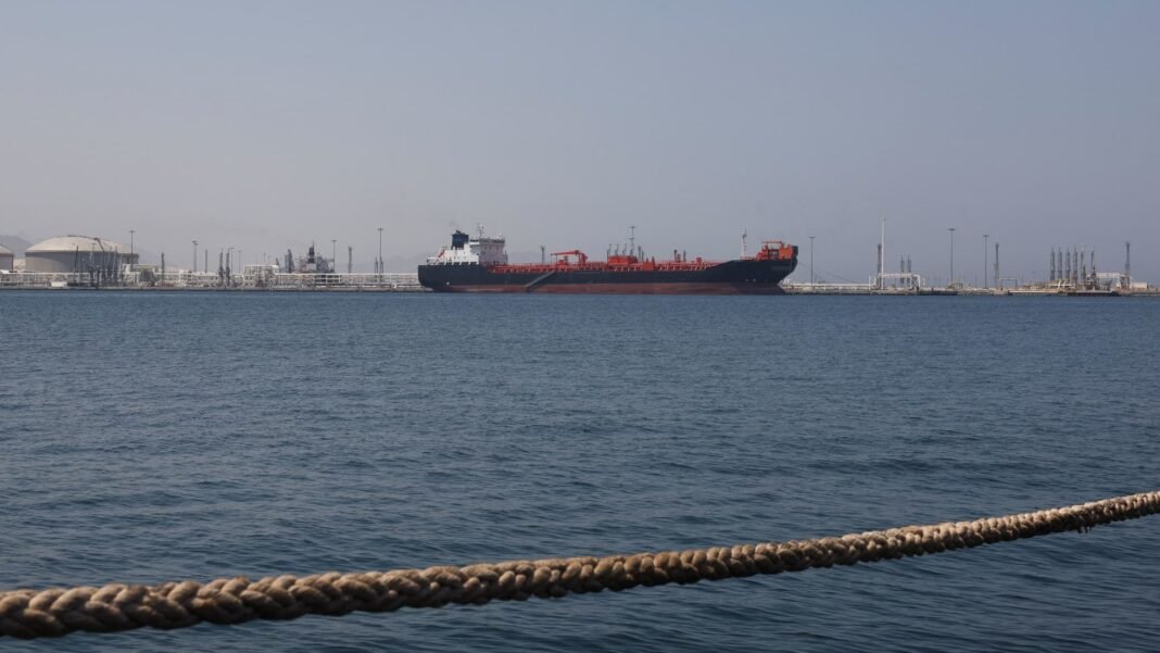Oil rises as U.S.-Iran tensions keep traders focused on Strait of Hormuz risks