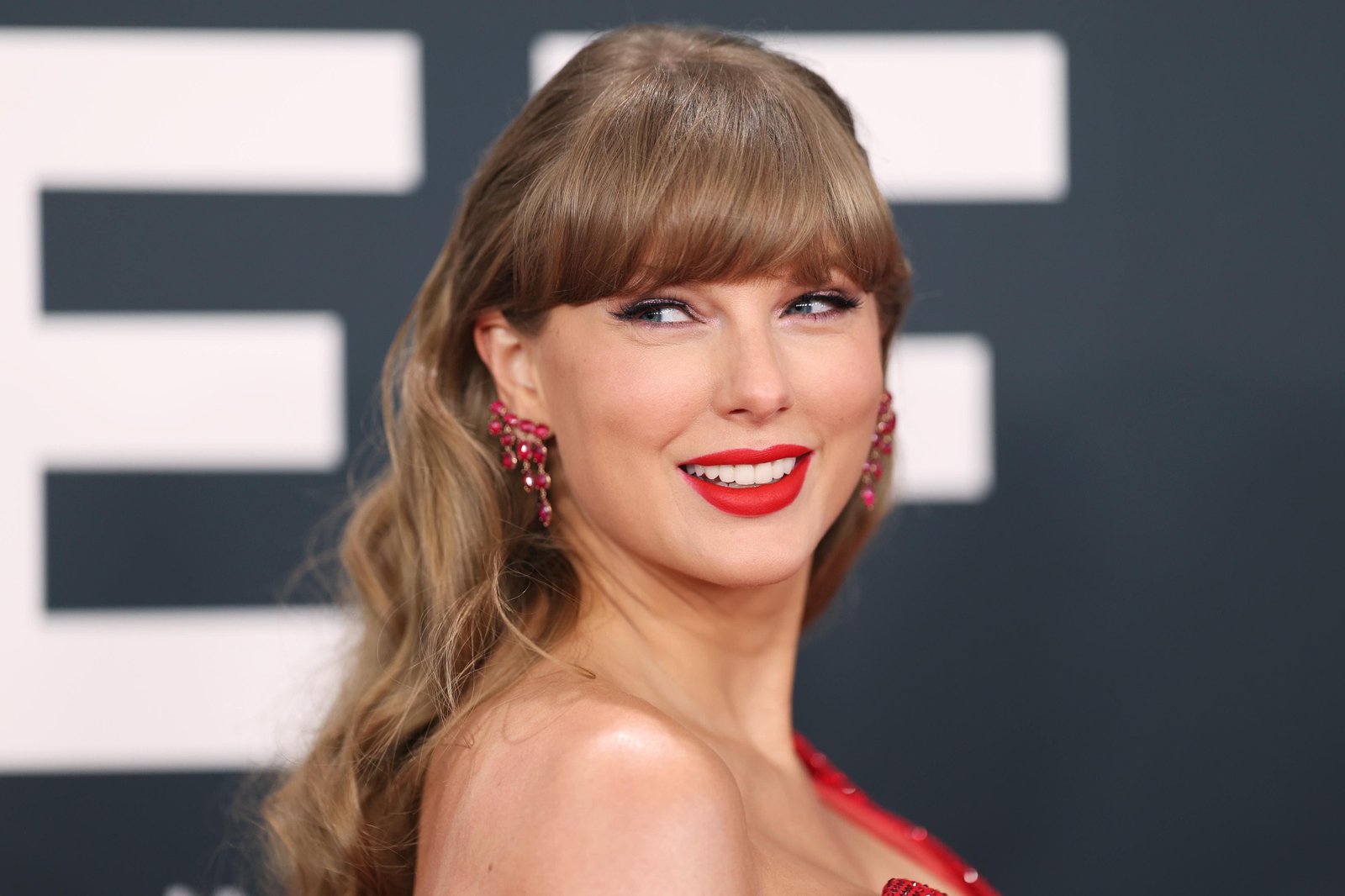 Taylor Swift performing live