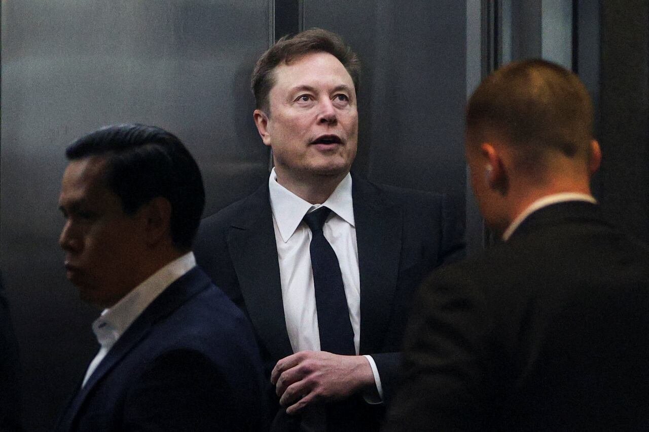 Elon Musk entering courthouse