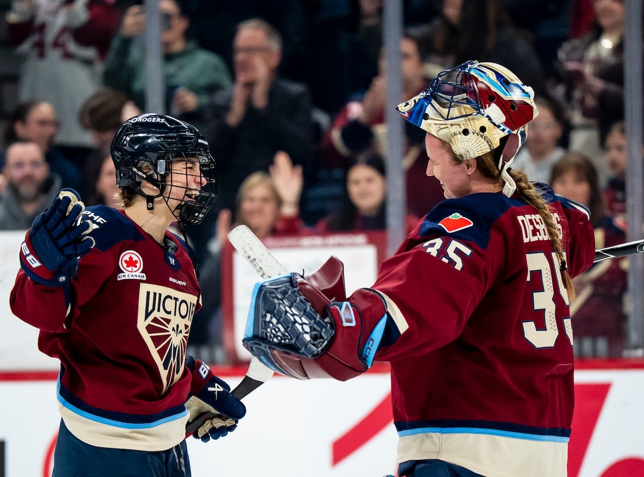 Goaltender Ann-Renée Desbiens praising teammate Marie-Philip Poulin