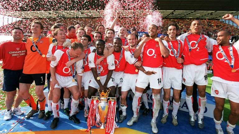 The Invincibles - Arsene Wenger's undefeated team lifting premier League trophy