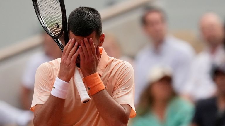 Novak Djokovic enduring tough moments during French Open match