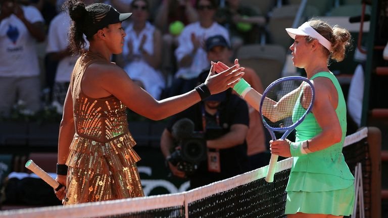 Naomi Osaka shaking hands with Laura Siegemund after their French Open match