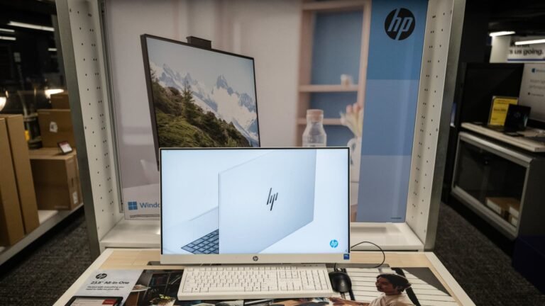 Skyrocketing Memory Chip Prices Ignite Market Frenzy, Putting Laptop and Smartphone Retailers to the Test
