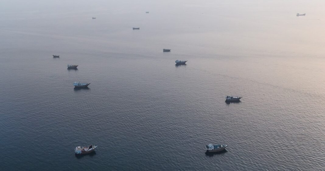 Oil prices rise as US, Iranian strikes threaten Strait of Hormuz reopening