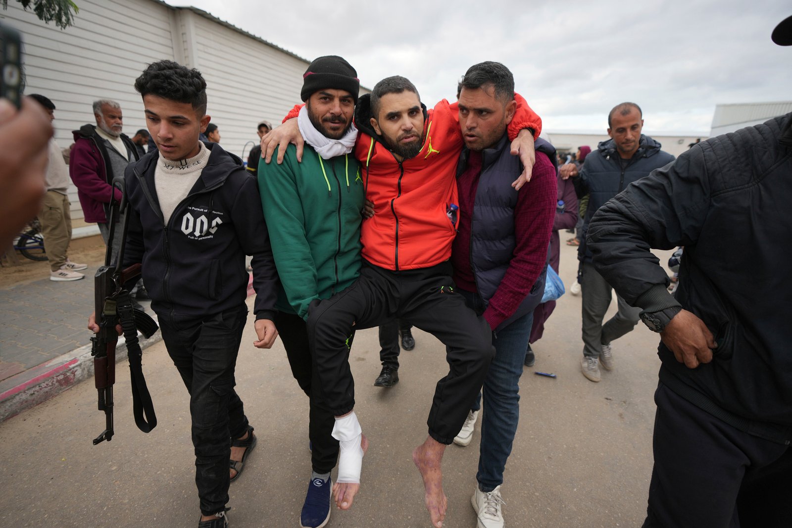 freed prisoner carried back into gaza Strip