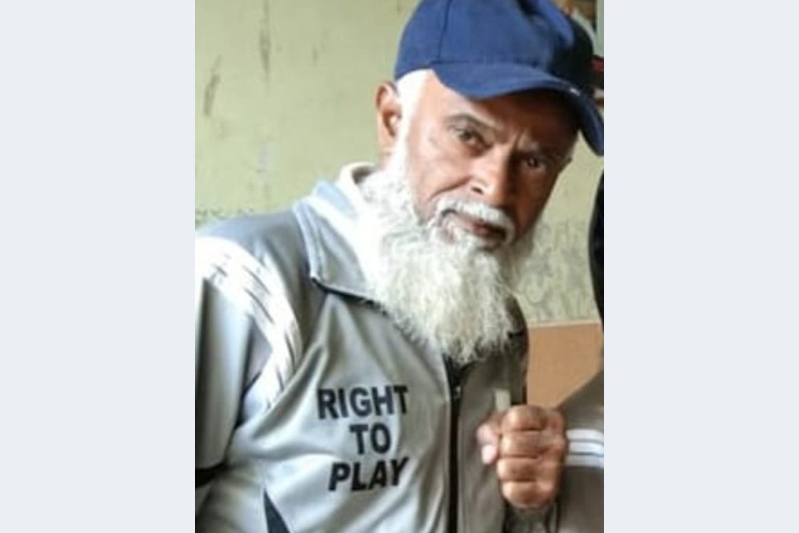 Qambrani coaching young boxers