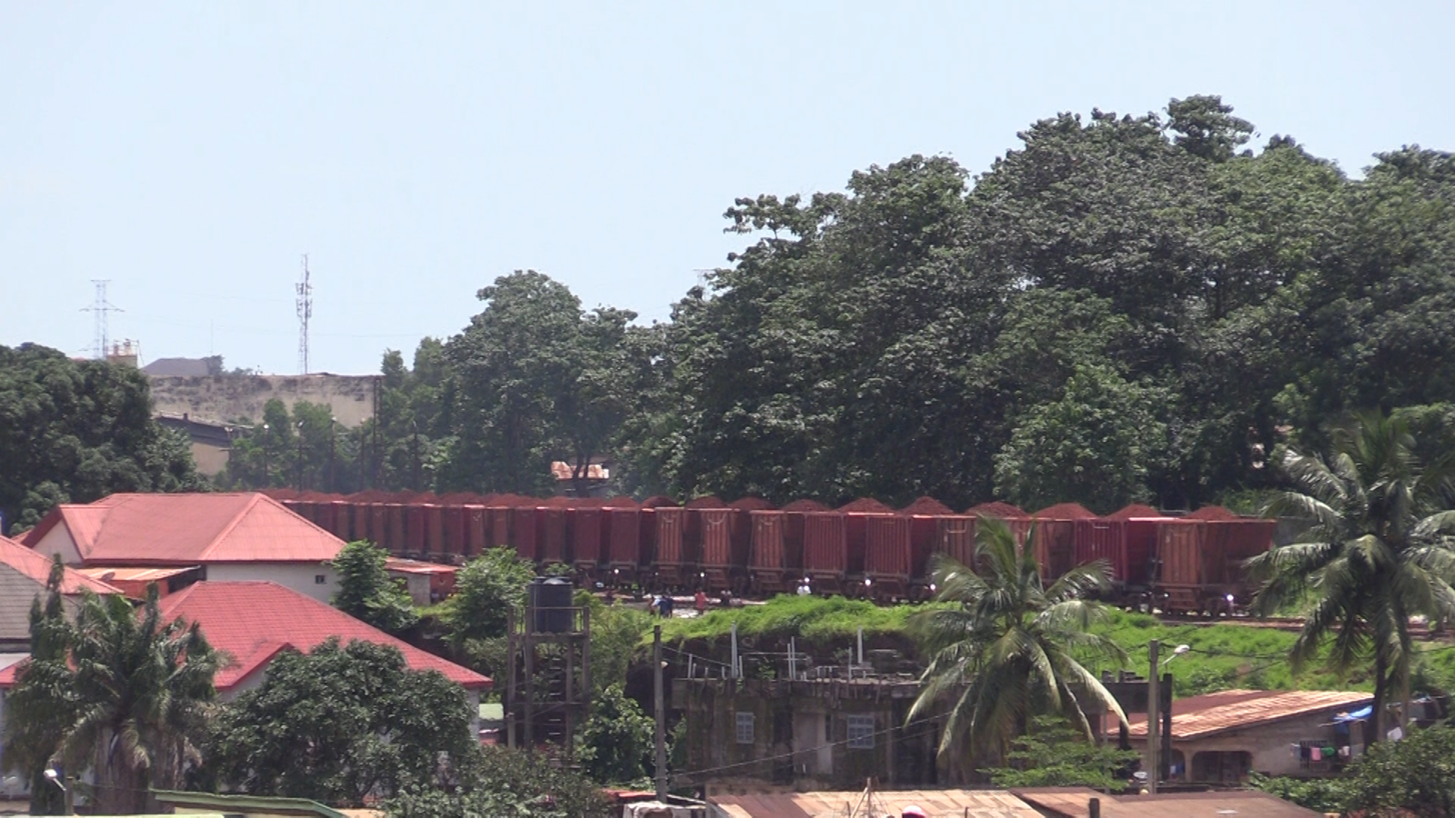 Train transporting bauxite near Conakry