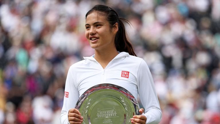 Emma raducanu poses with runners-up trophy after Queen's final loss