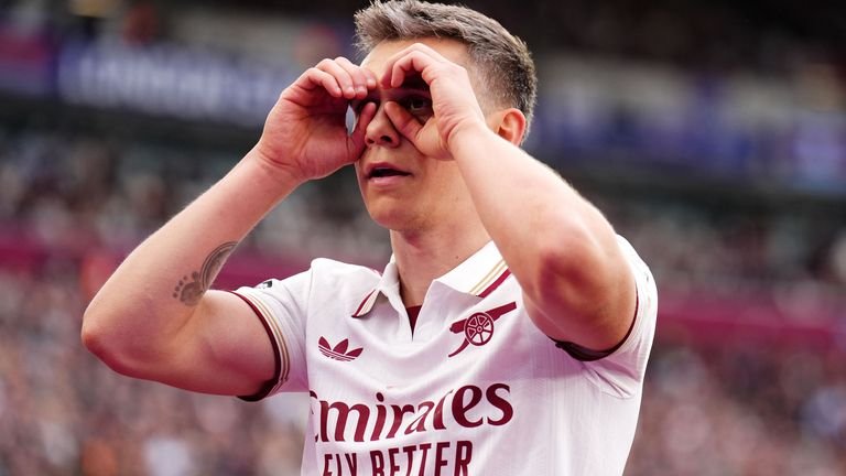 Leandro Trossard celebrating during match