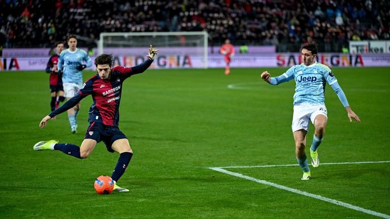 Cagliari's Marco Palestra delivering crosses during⁢ Serie⁢ A⁣ match