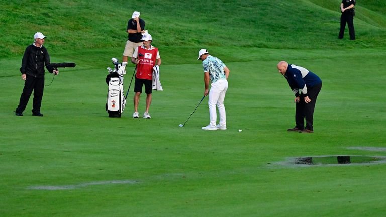 viktor Hovland consulting officials late in play