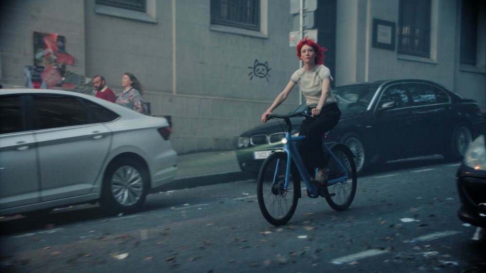 The new VanMoof S6 urban e-bike in electric blue