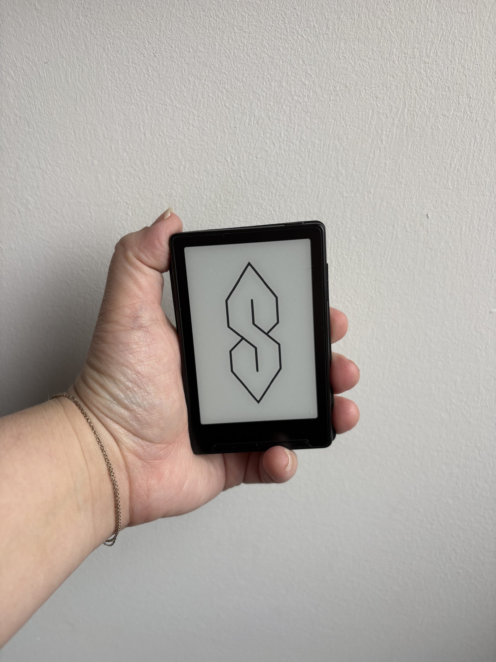 Customizable screen savers on e-reader display