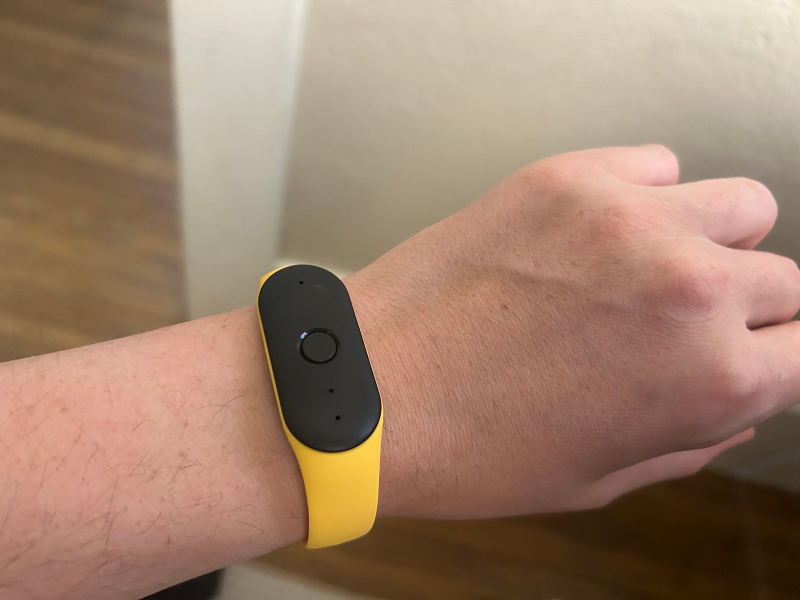 AI wearable device showing conversation transcription interface